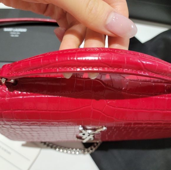 YSL SUNSET BAG CROCODILE EMBOSSED SHINY LEATHER- RED (NEW W/TAGS PACKAGING). - Picture 5 of 16
